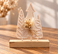 3D-gedruckte Weihnachtsdeko mit drei Tannenbäumen und Holzsockel