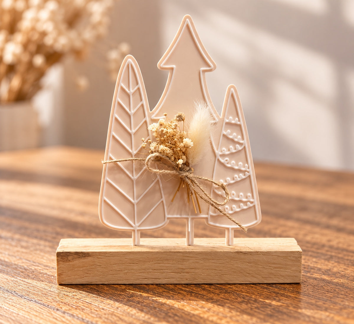 3D-gedruckte Weihnachtsdeko mit drei Tannenbäumen und Holzsockel