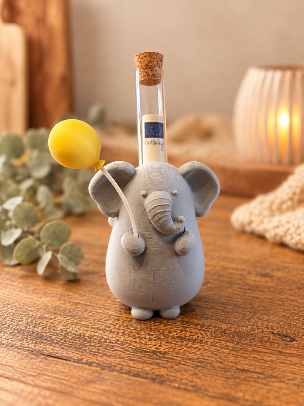 Grauer Elefant als Geldgeschenk mit gelbem Ballon und Geldröhrchen