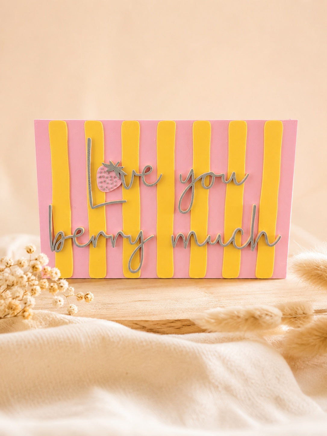 3D-gedruckte Dekokachel Love you very much in Rosa und Gelb