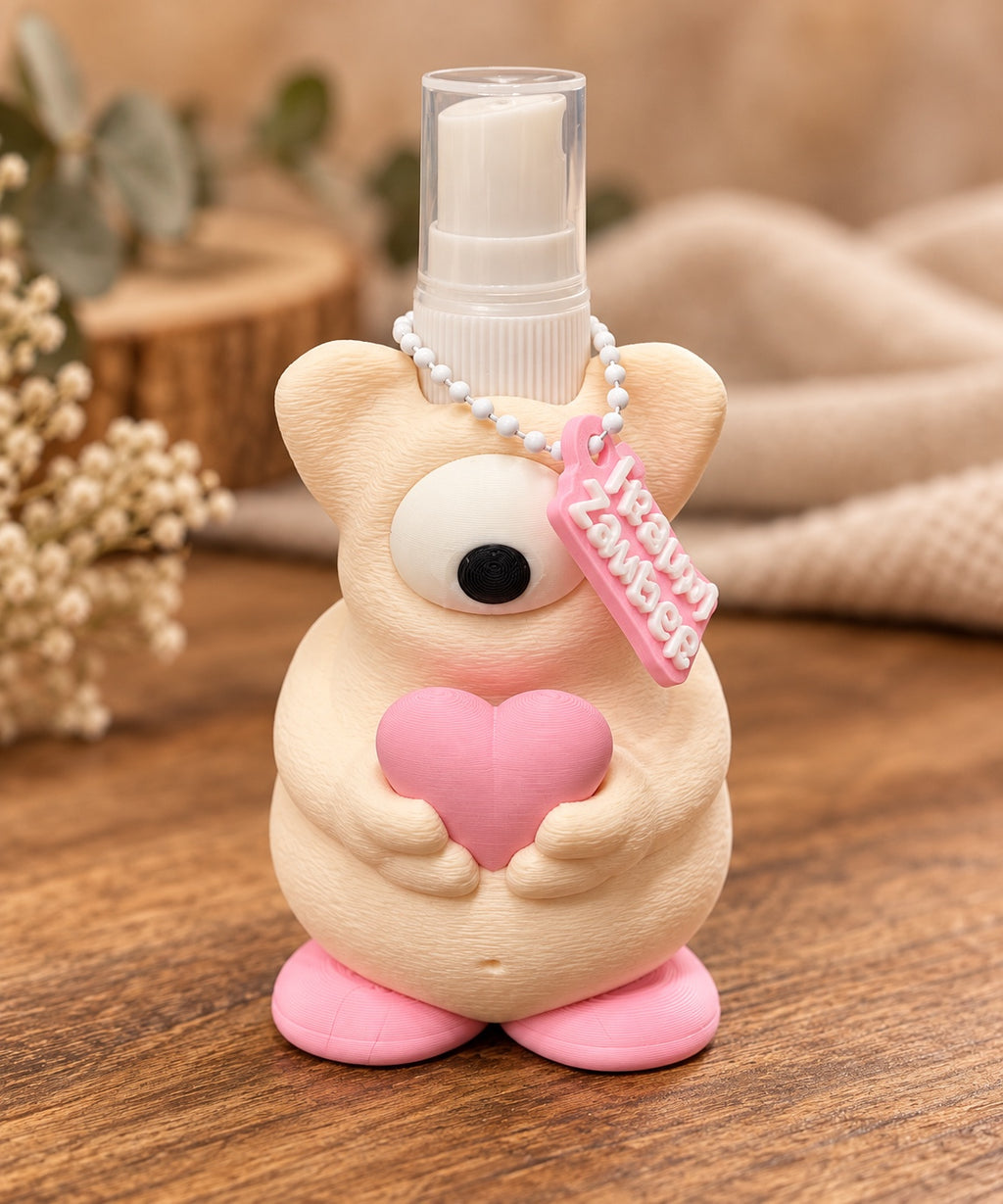 Cremefarbener Monster-Sprayhalter von vorne mit Sprühflasche und rosa Herz
