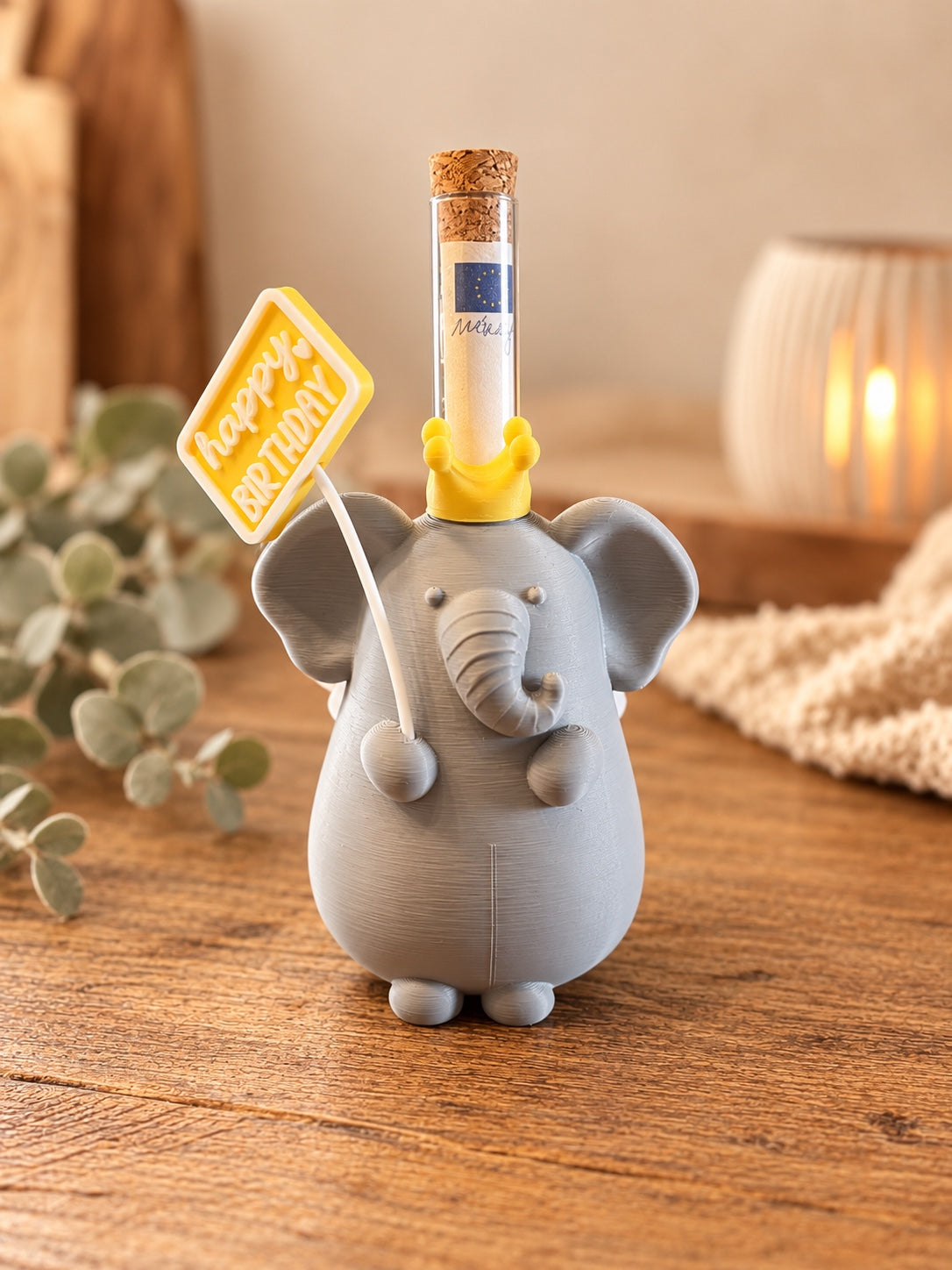 Grauer 3D-gedruckter Elefant als Geldgeschenk mit Geldröhrchen und Happy-Birthday-Schild