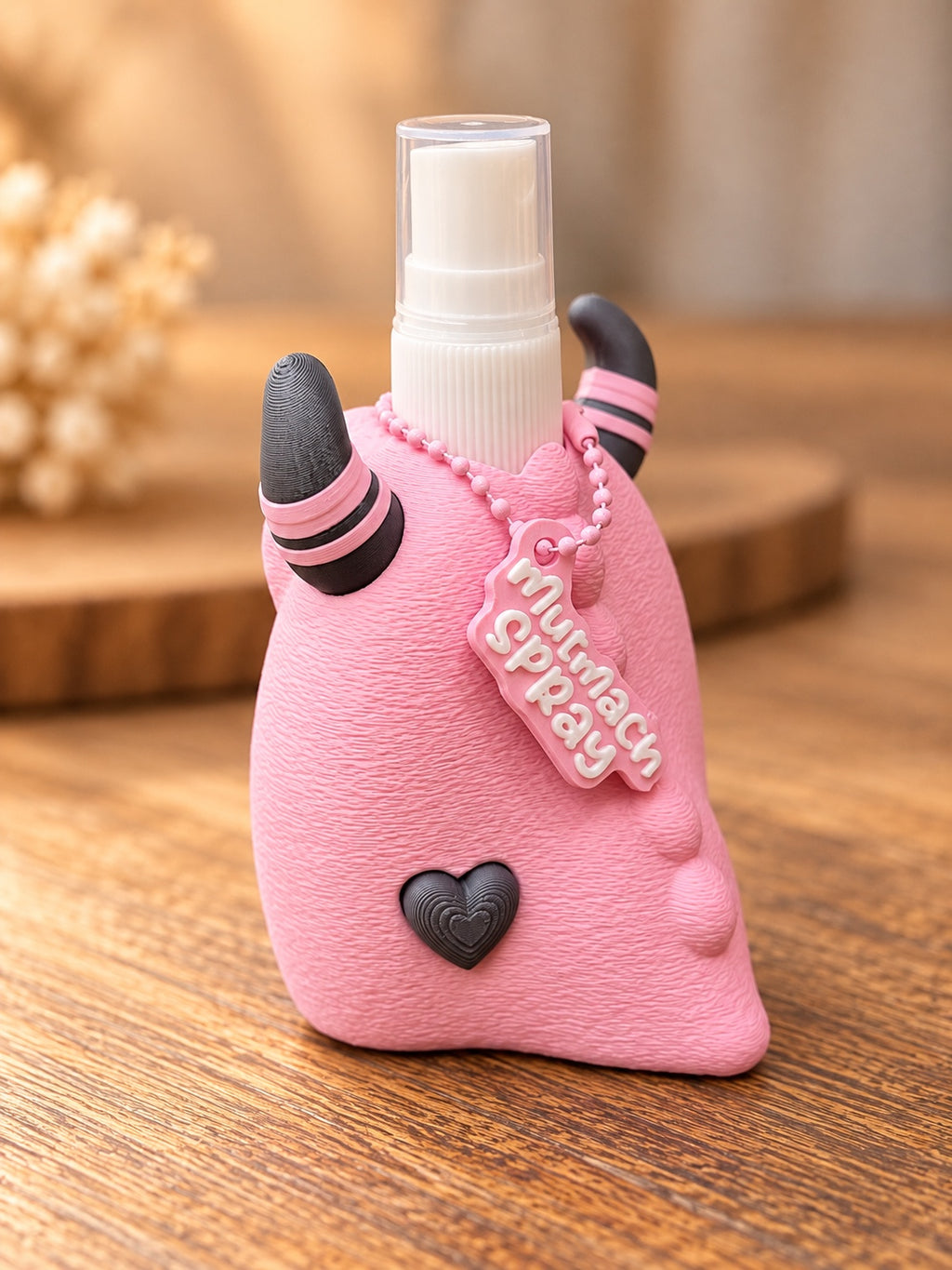 Rosa Monster-Sprayhalter von hinten mit Sprühflasche und Anhänger