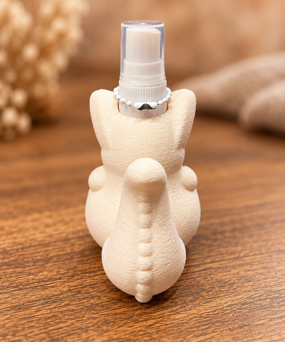 Cremefarbener Monster-Sprayhalter von hinten mit Sprühflasche