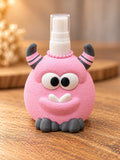 Rosa Monster-Sprayhalter von vorne mit Sprühflasche
