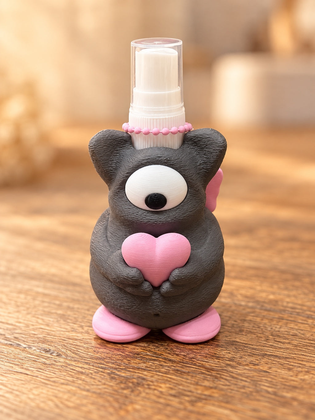Dunkelgrauer Monster-Sprayhalter von hinten mit Sprühflasche