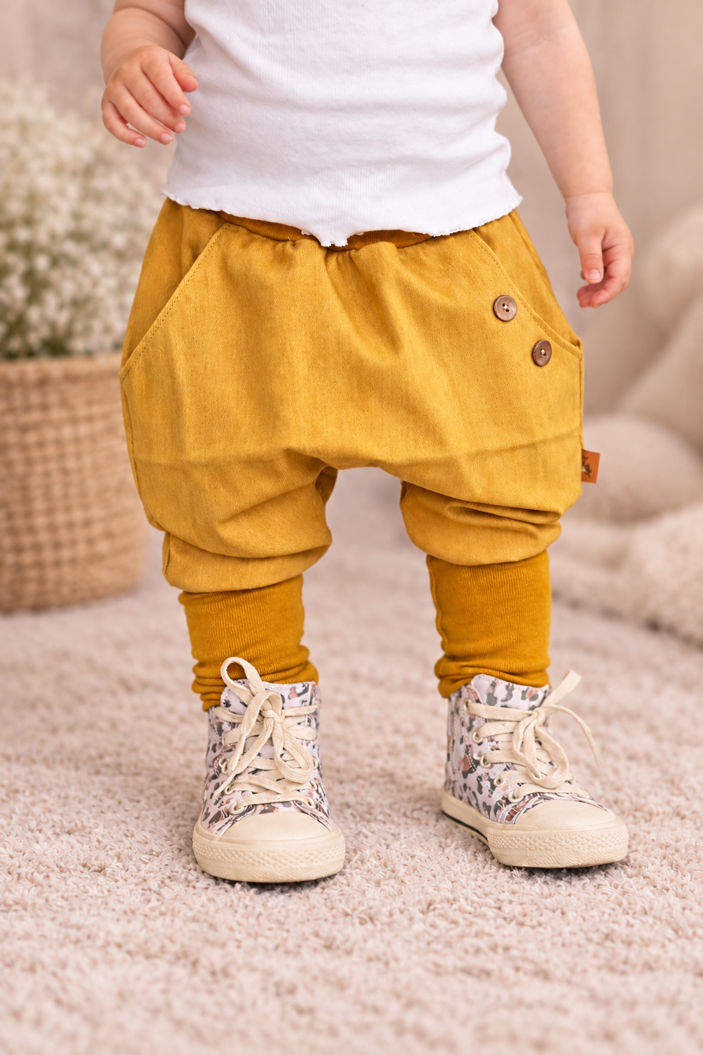 Senfgelbe Kinderhose mit Knöpfen und Bündchen, ohne eingeblendete Größenangabe