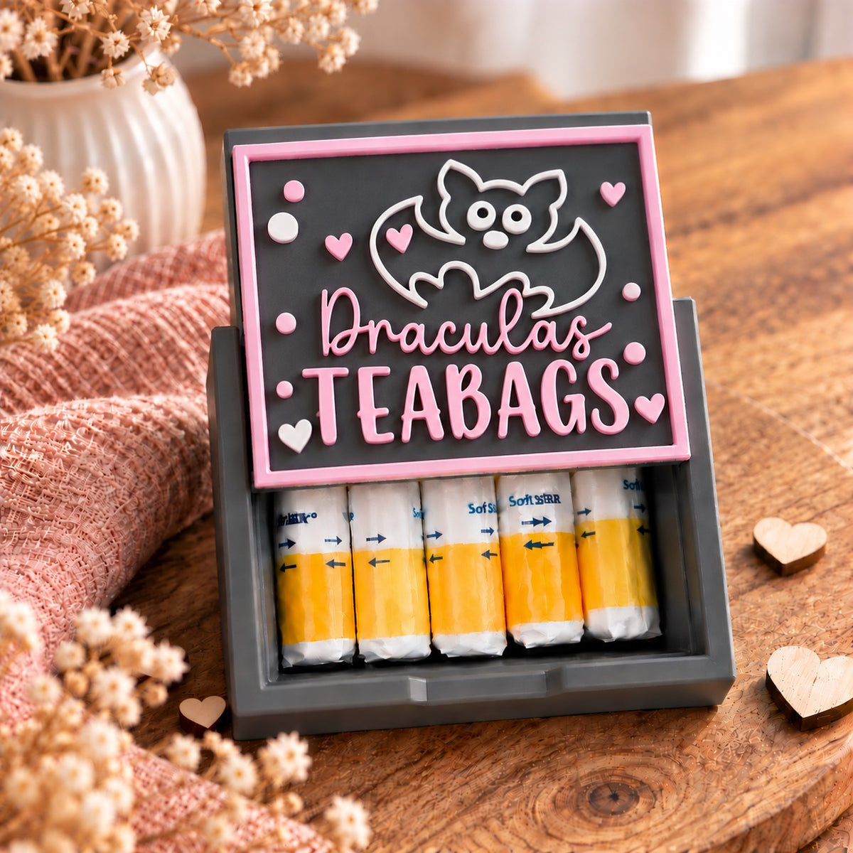 3D-gedruckte Tamponbox mit Deckelmotiv Draculas TEABAGS
