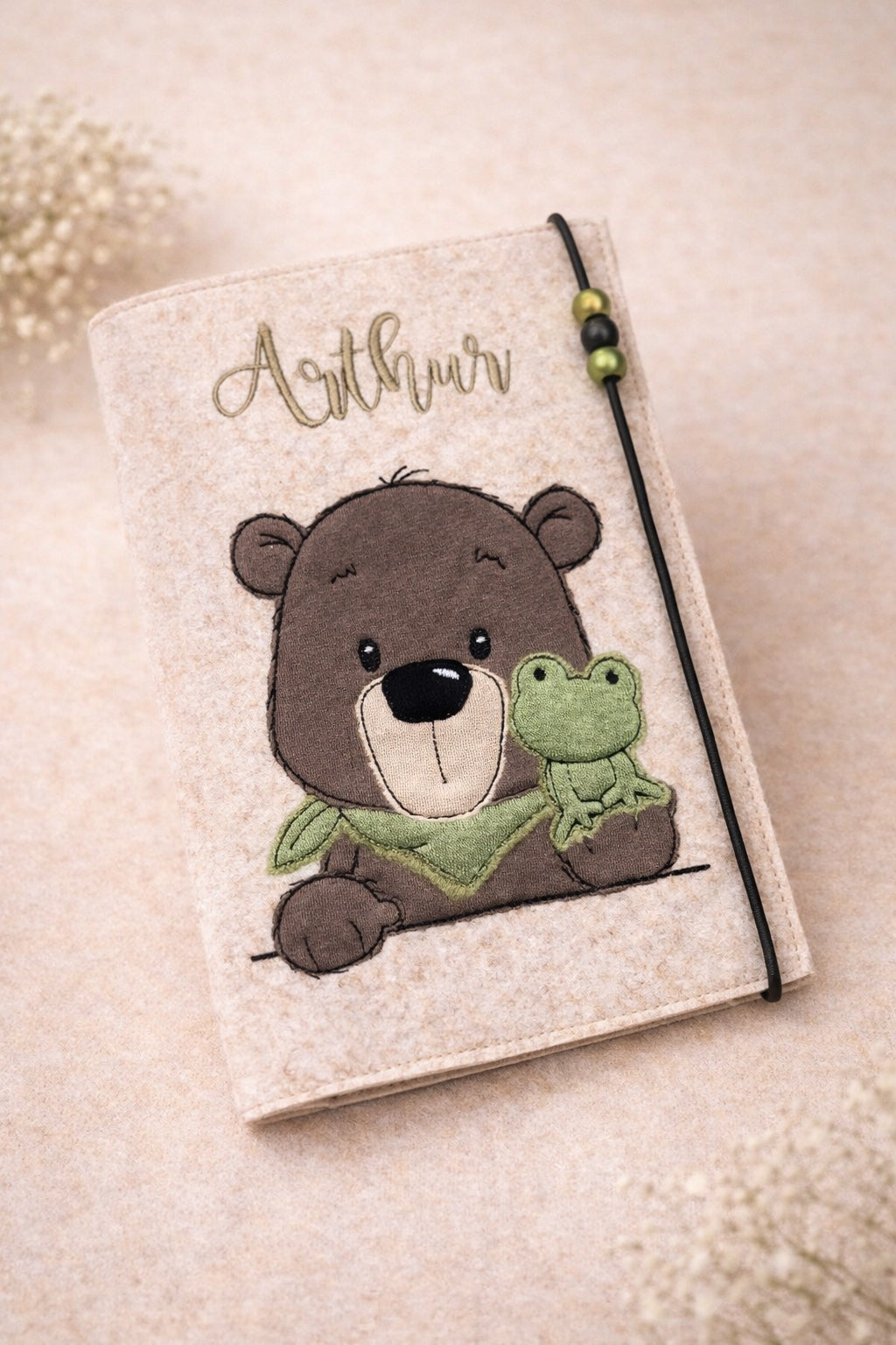 U-Heft-Hülle aus Filz mit personalisiertem Namen, Bär und Frosch – Vorderseite